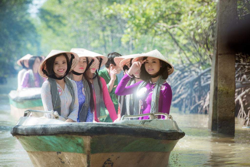 Ngày thứ 2 vòng chung kết toàn quốc, các thí sinh của Hoa hậu Việt Nam đã có chuyến thăm quan rừng Sắc.